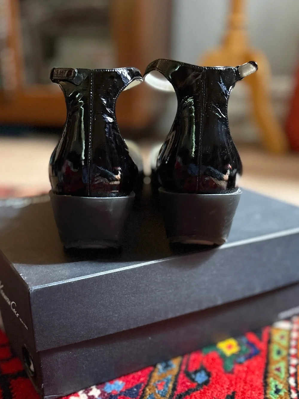 Sz 9.5 Kenneth Cole New York patent leather t strap open toe platform sandel